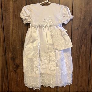 Baby Girl White Christening Baptism Short Sleeve Round Neck Gown & Bonnet Sz 18M